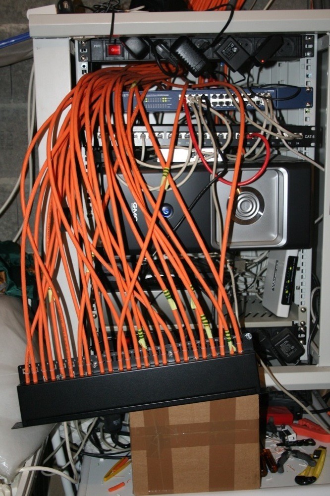 Armoire de réseau/serveur, Matériel électrique