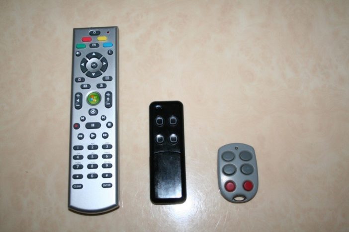 A gauche, une télécommande "classique", au centre la minimote, et à droite une télécommande porte clé pour alarme Marmitek