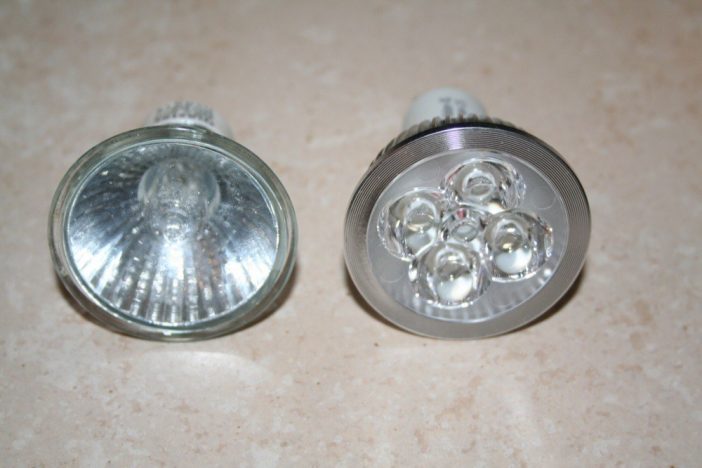 A gauche, l'amoule GU10 classique, à droite la led