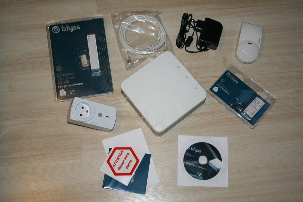 Kit maison connectée détecteur de mouvement et prise wifi BLYSS intérieur