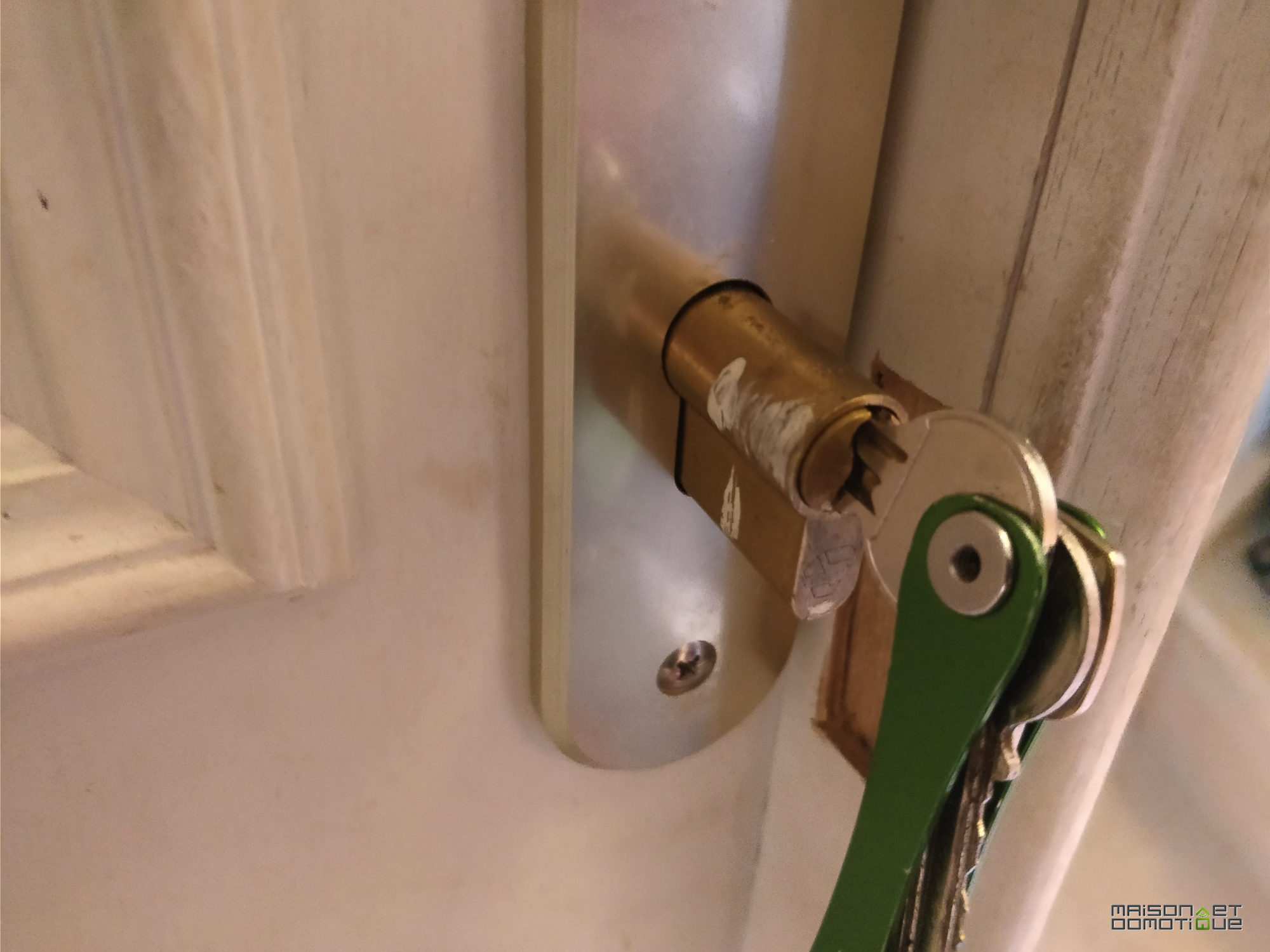 Comment sécuriser une porte de chambre sans matériel ni être