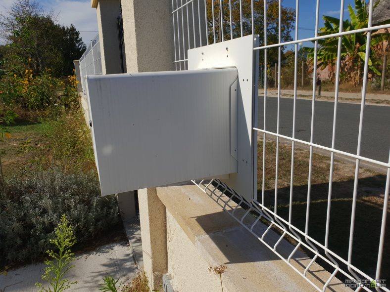 Boite Aux Lettres Dans Grillage Rigide