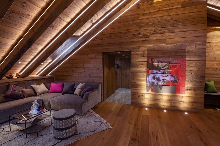Le revêtement bois intérieur et le charme rustique d’un chalet cosy 1 revêtement bois intérieur spots encastrables sol ambiance cosy