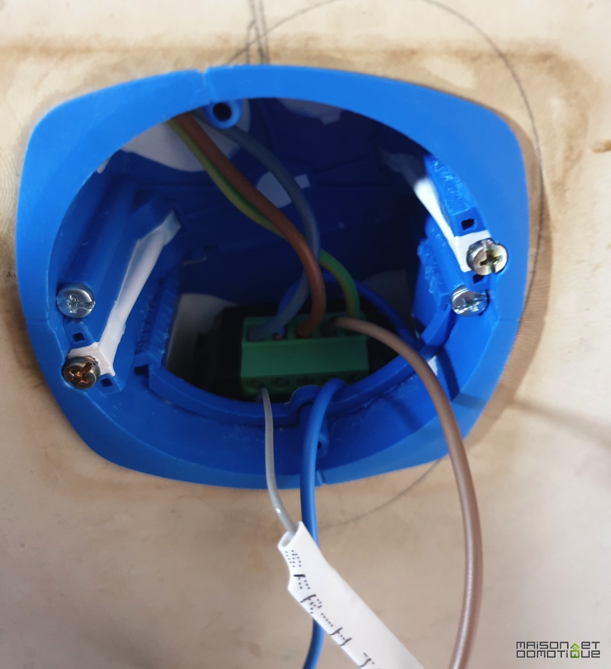 Installation de Boîte d'encastrement pratique, gain de place pour  micromodule domotique communicant 