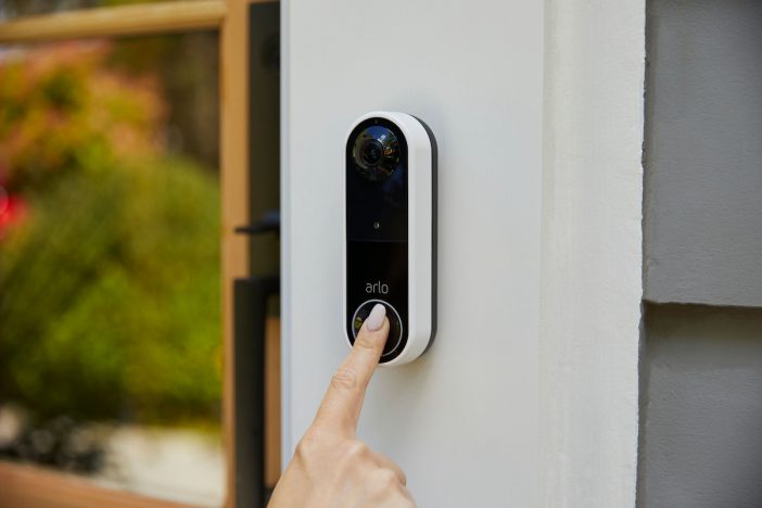 Arlo reçoit deux Prix de l'innovation du #CES2021 pour sa sonnette sans contact et sa nouvelle caméra intérieure préservant la vie privée 3 essential video doorbell wire free avd2001 lifestyle doorbell press