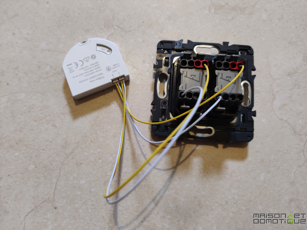 Test du module interrupteur mural Hue: le micromodule sans fil qui se  glisse derrière n'importe quel interrupteur ! - Maison et Domotique