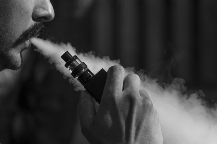 L'e-cigarette, pour les geeks fumeurs ? Pas que ! 2 eliquid 3576069 1280 1