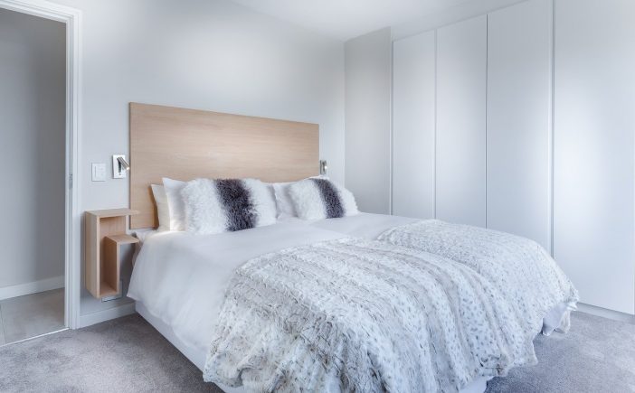 modern minimalist bedroom 3486163 1280