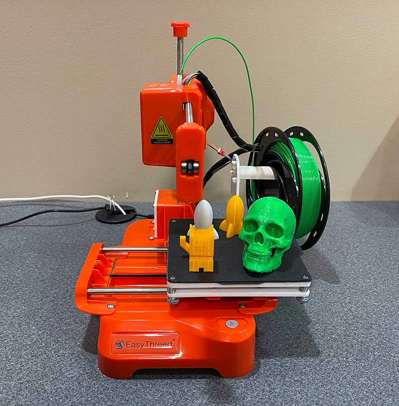La jauge d'épaisseur est un outil pour ajuster l'imprimante 3D.
