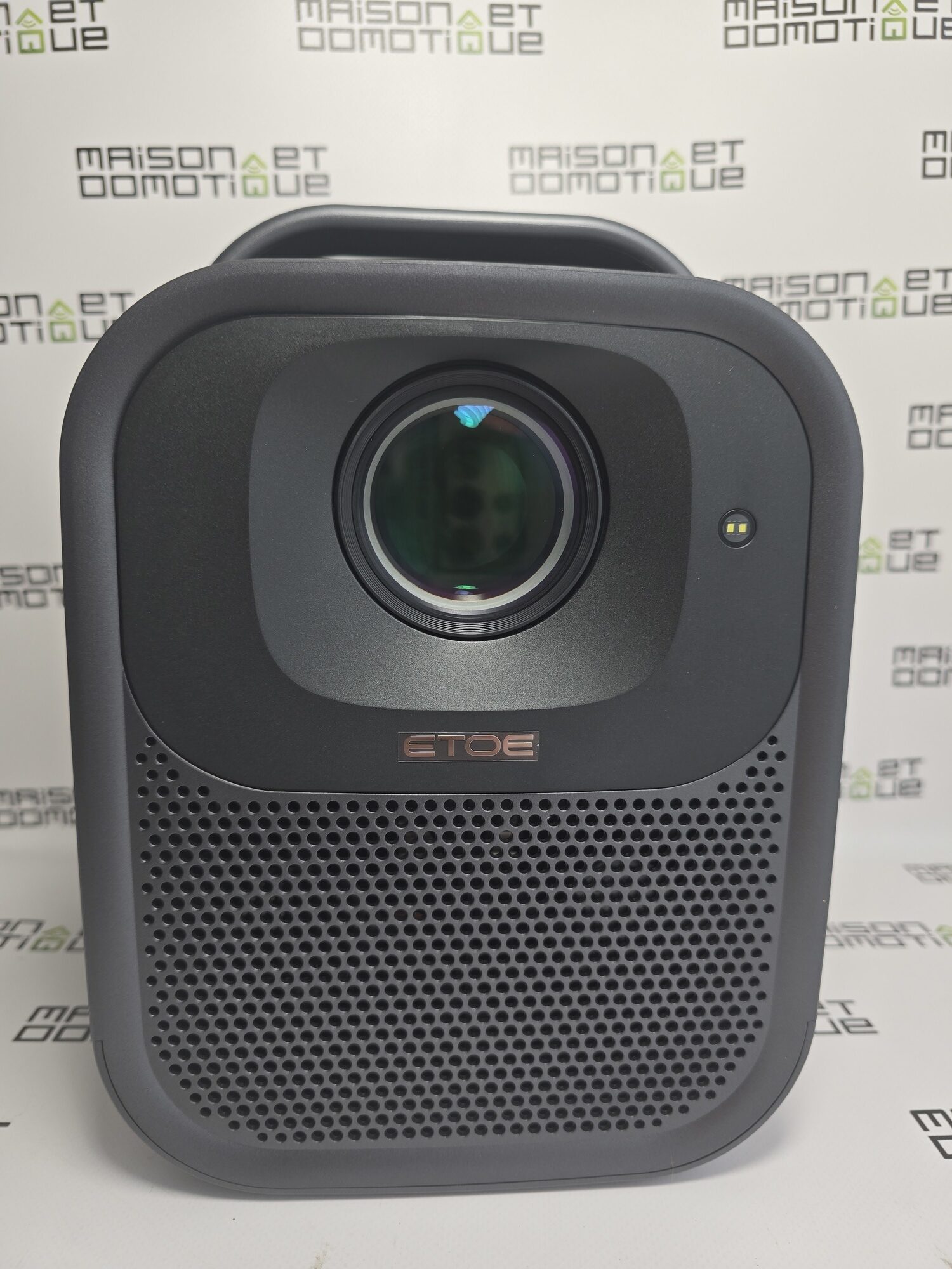 プロジェクター ETOE Seal Pro 4万円台で全部入り＋Netflix公式対応のプロジェクター「ETOE
