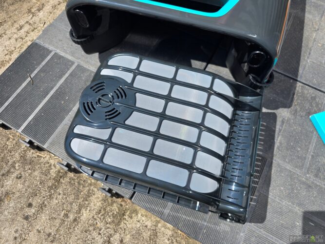 Test Aiper Surfer S2 : Skimmer solaire, entretien zéro prise de tête 7 test aiper surfer s2i 22