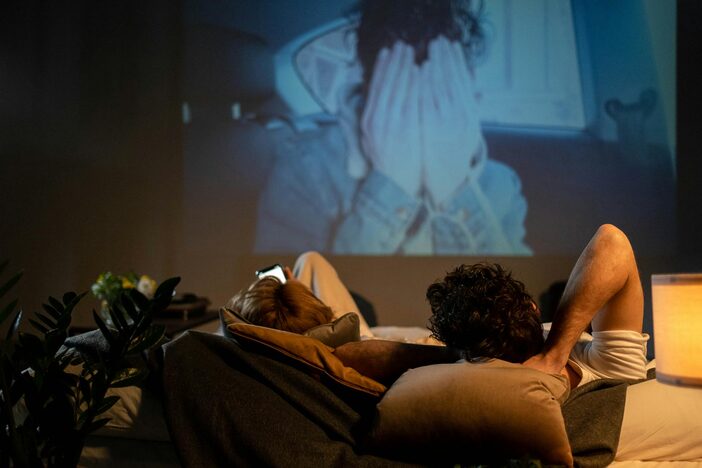 5 façons dont les appareils domotiques améliorent votre système de divertissement 1 pexels cottonbro 6789625