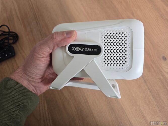 Netflix in your bed? This Xgody N5 projector at €100 does the job (and we're giving one away) 2 xgody x5 test 017