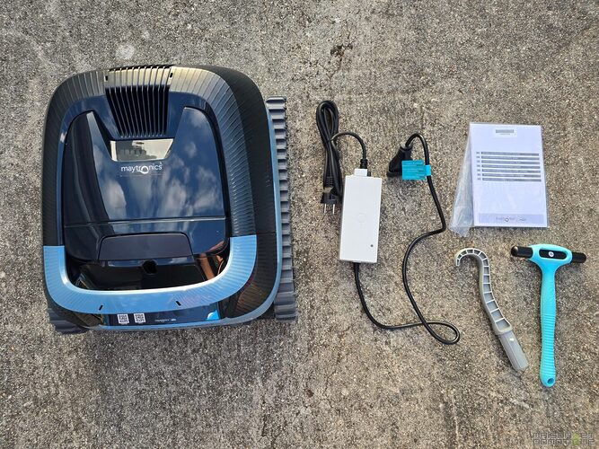 Test Dolphin EON 120d : le robot piscine sans fil qui ne laisse rien retomber dans l'eau 3 test dolphin eon 120d 003