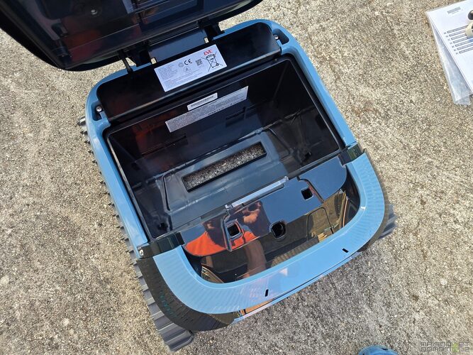 Test Dolphin EON 120d : le robot piscine sans fil qui ne laisse rien retomber dans l'eau 28 test dolphin eon 120d 016