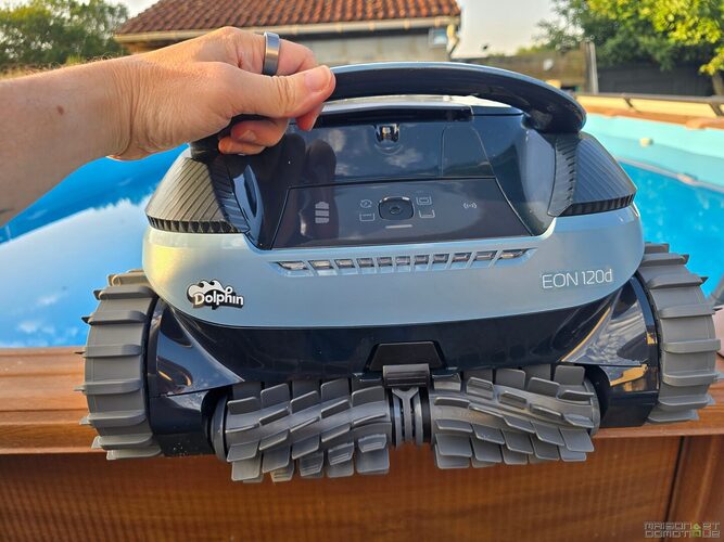 Test Dolphin EON 120d : le robot piscine sans fil qui ne laisse rien retomber dans l'eau 5 test dolphin eon 120d 020