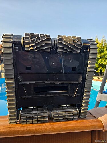 Test Dolphin EON 120d : le robot piscine sans fil qui ne laisse rien retomber dans l'eau 21 test dolphin eon 120d 023