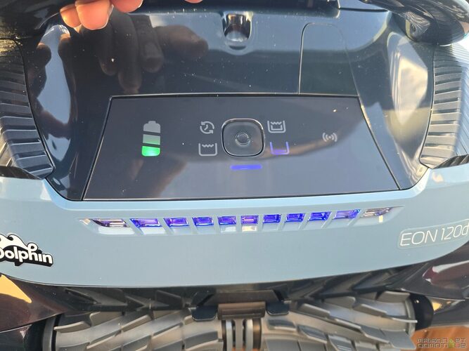 Test Dolphin EON 120d : le robot piscine sans fil qui ne laisse rien retomber dans l'eau 4 test dolphin eon 120d 024