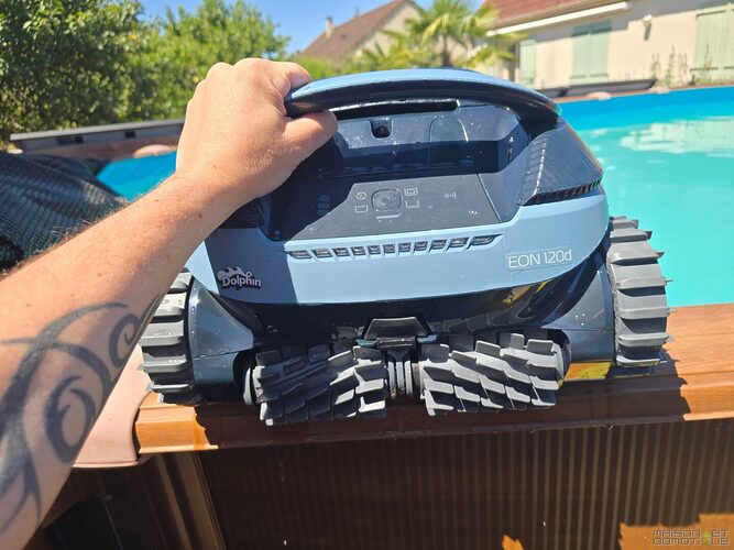 Test Dolphin EON 120d : le robot piscine sans fil qui ne laisse rien retomber dans l'eau 29 test dolphin eon 120d s004
