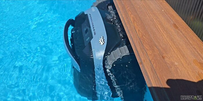 Test Dolphin EON 120d : le robot piscine sans fil qui ne laisse rien retomber dans l'eau 26 test dolphin eon 120d s006