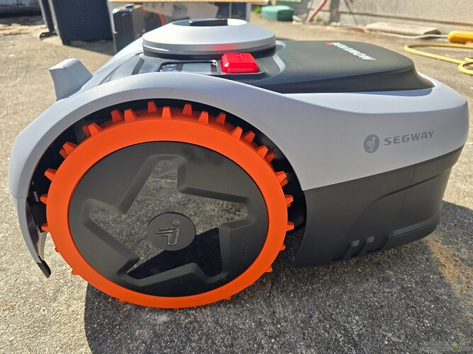 Test Navimow i2 AWD : le robot tondeuse sans fil qui corrige le gros défaut des petits modèles 4 test navimow i208 awd 007