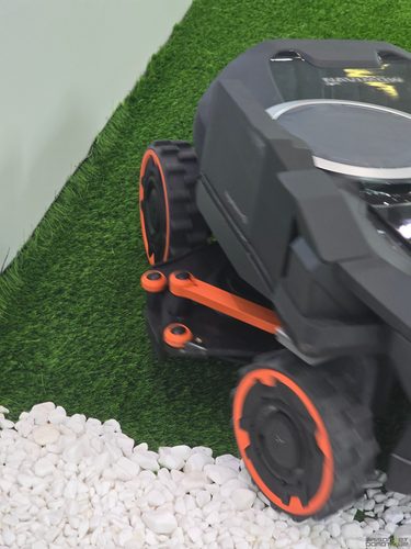 Navimow H5 Pro : son bras de coupe EdgeMaestro veut faire disparaître le coupe-bordures 7 navimow ifa 2026 0006 375x500 1
