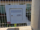 Installer une boite aux lettres sur du grillage rigide