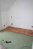 Pose des dalles d’isolant pour le parquet flottant
