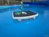 测试 Maytronics Dolphin Skimmi：能自动清洁泳池表面的太阳能机器人！