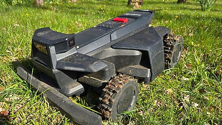 Test Navimow X4: le robot tondeuse premium qui ne craint ni les pentes ni les grands terrains